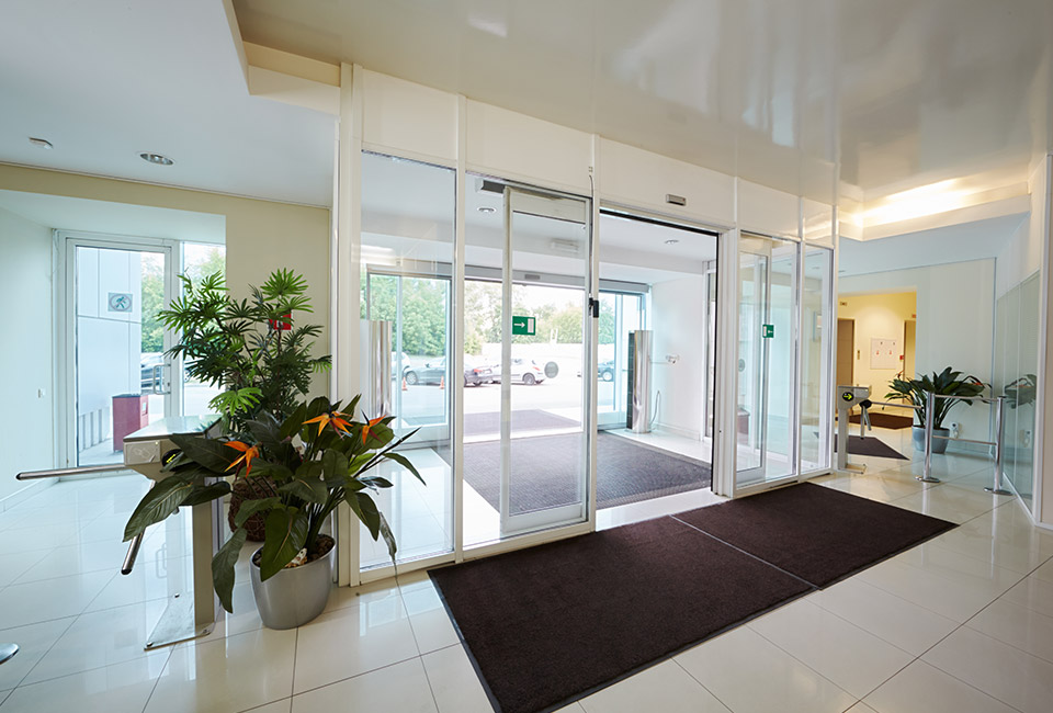 Automatic glass door